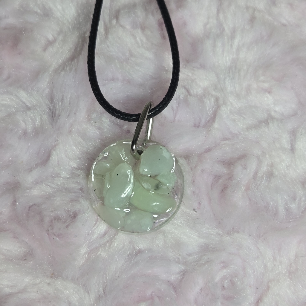 Elegant Green Jade Pendant Necklace Stone Chips In Resin 20$